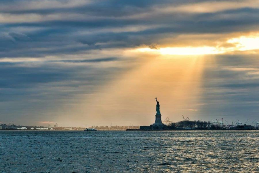 Cruceros al tardecer hacia la Estatua de la Libertad